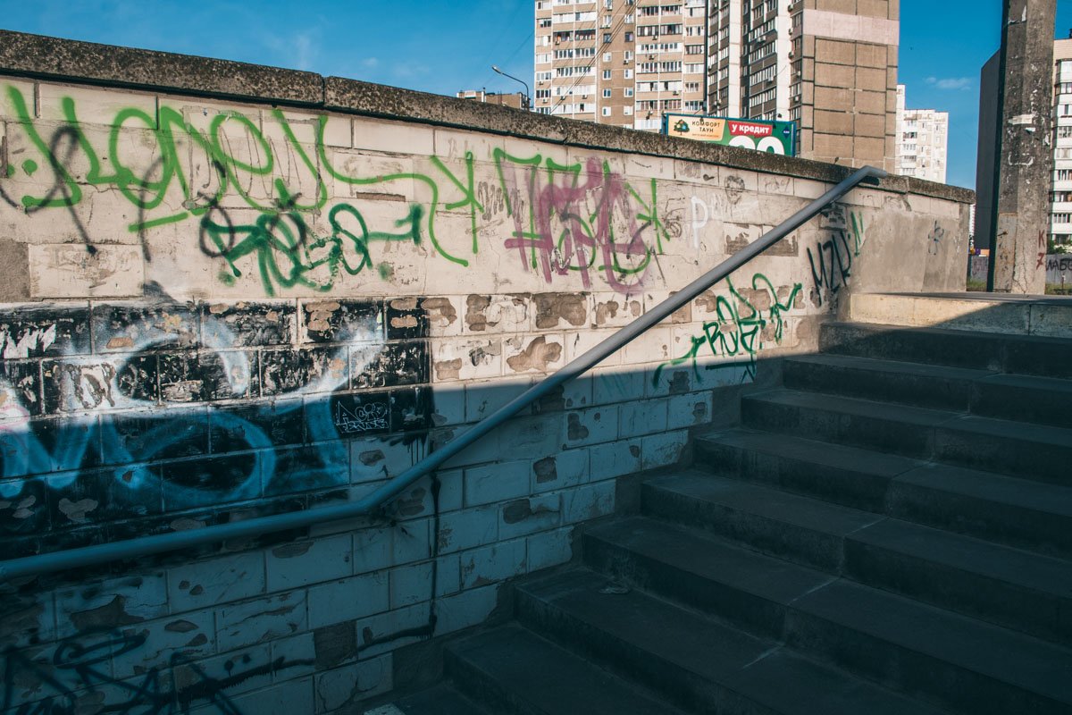 Со стен сыпется плитка