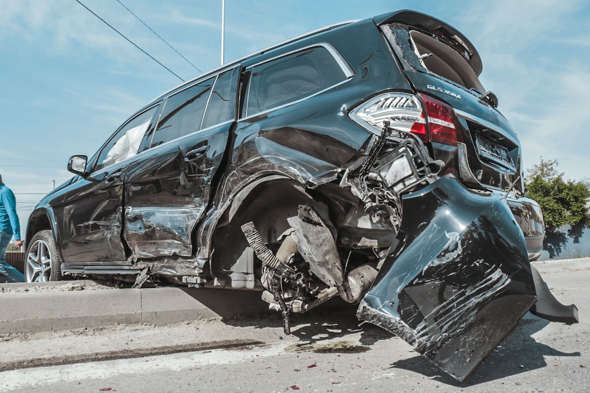 Пассажира Mercedes GLS госпитализировали