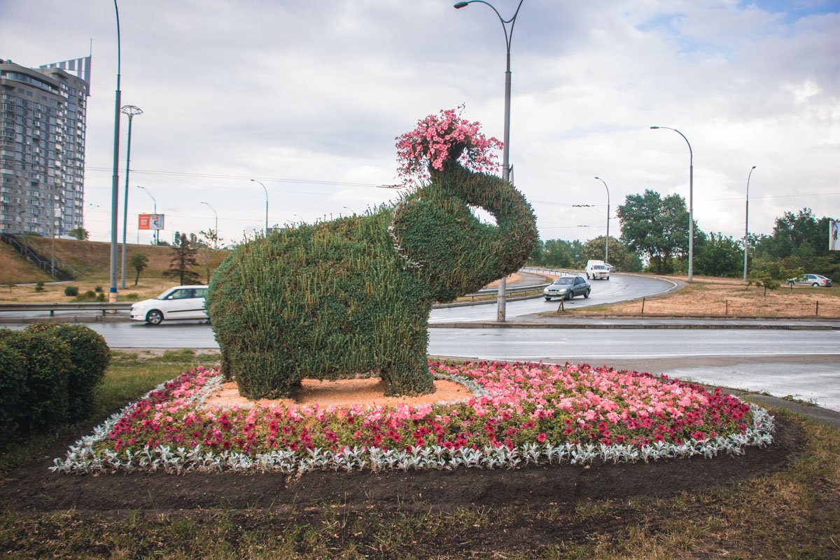 Скульптура расположена на транспортной развязке проспектов Бандеры - Героев Сталинграда Скульптура расположена на транспортной развязке проспектов Бандеры - Героев Сталинграда