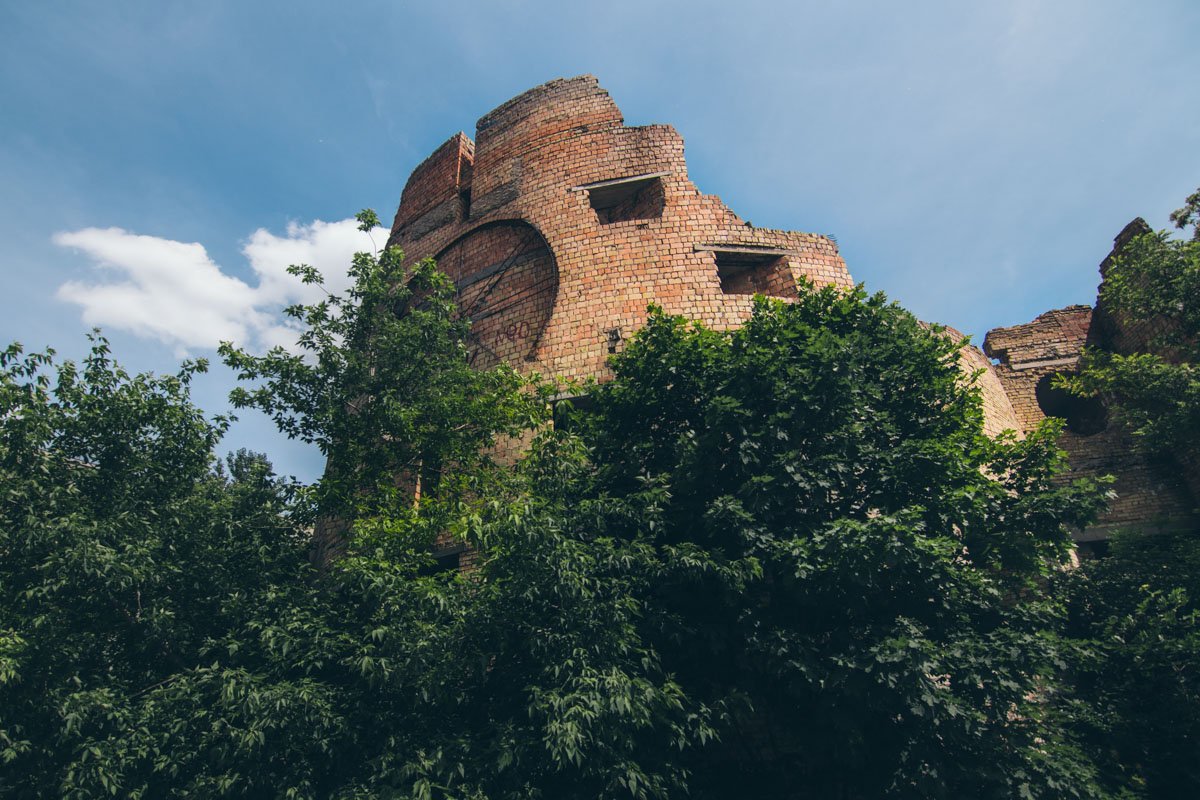 Эта башня так и осталась недостроенной