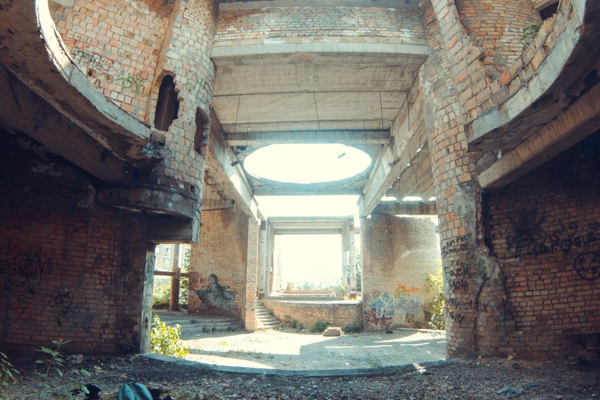 В просторных галереях и холлах архитектор задумал интересные потолки