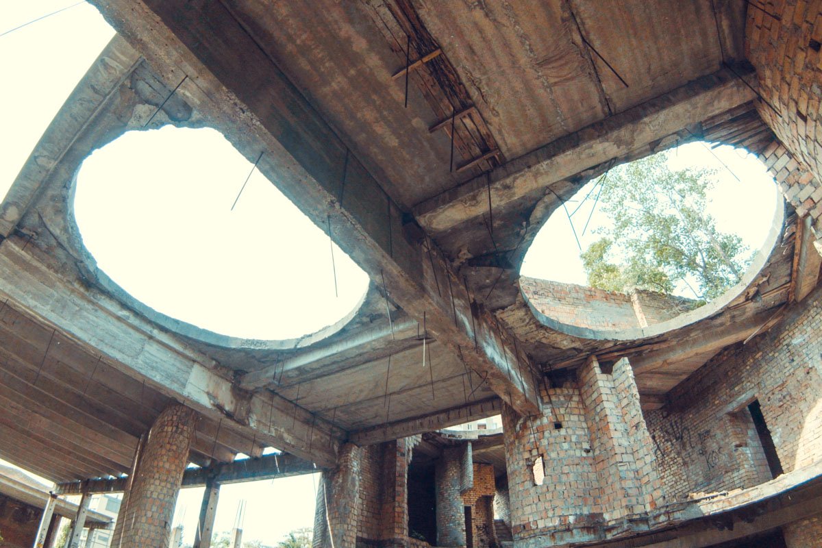 Небо смотрит в круглые порталы, словно в иллюминаторы