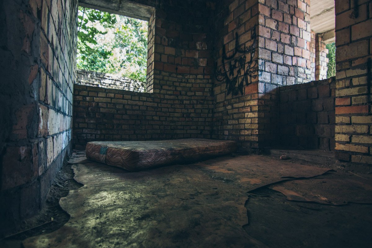 Кому-то здесь и ночлежка