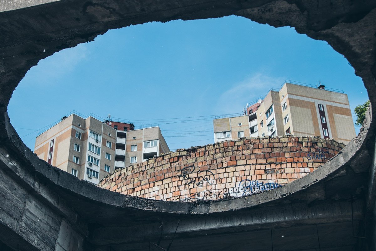 Заброшка смотрит каждой высотке в окно