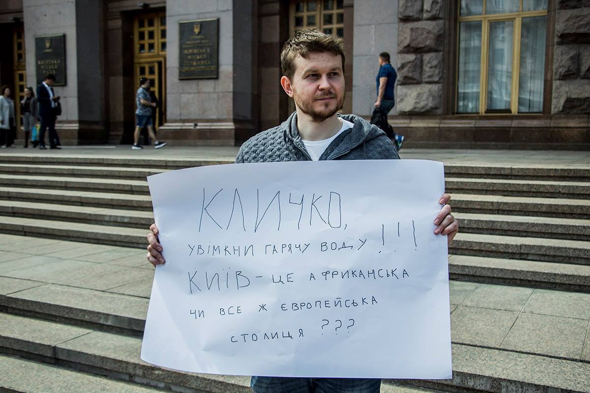 Парень выделялся тем, что митинговал с плакатом один