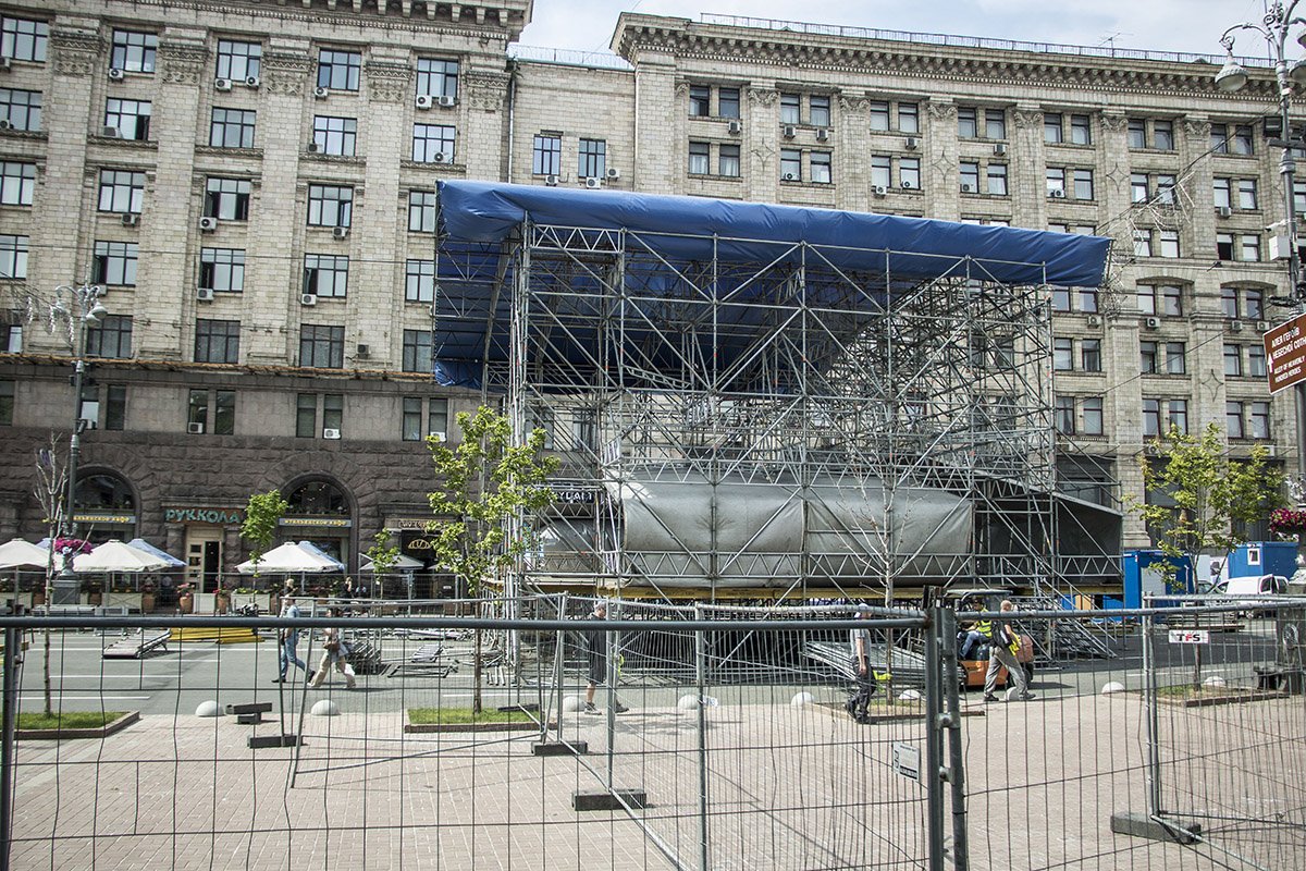 Фан-зону на Крещатике активно строят