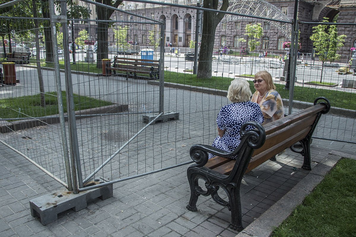 Жители жалуются, что большинство лавочек - за забором
