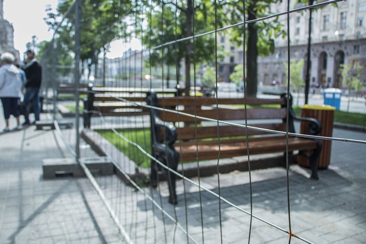 Остается стоять в сторонке