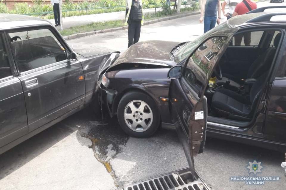 Злоумышленники попытались скрыться и въехали в служебное авто