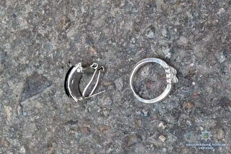 Мужчины вынесли оргтехнику, ювелирные украшения и парфюмы