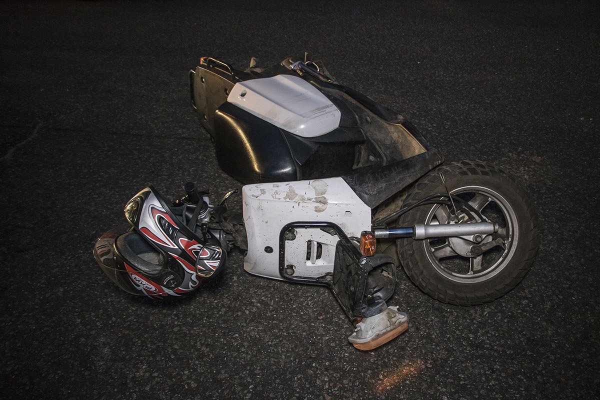 На Куреневке мопед протаранил Audi