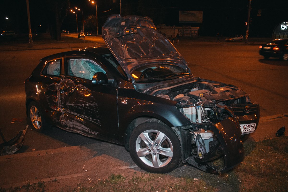 Автомобили столкнулись на перекрестке проспекта Палладина и бульвара Вернадского Автомобили столкнулись на перекрестке проспекта Палладина и бульвара Вернадского