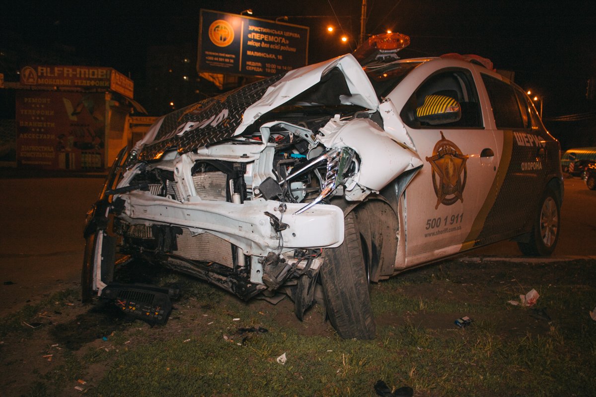 Оба автомобиля получили серьезные повреждения Оба автомобиля получили серьезные повреждения