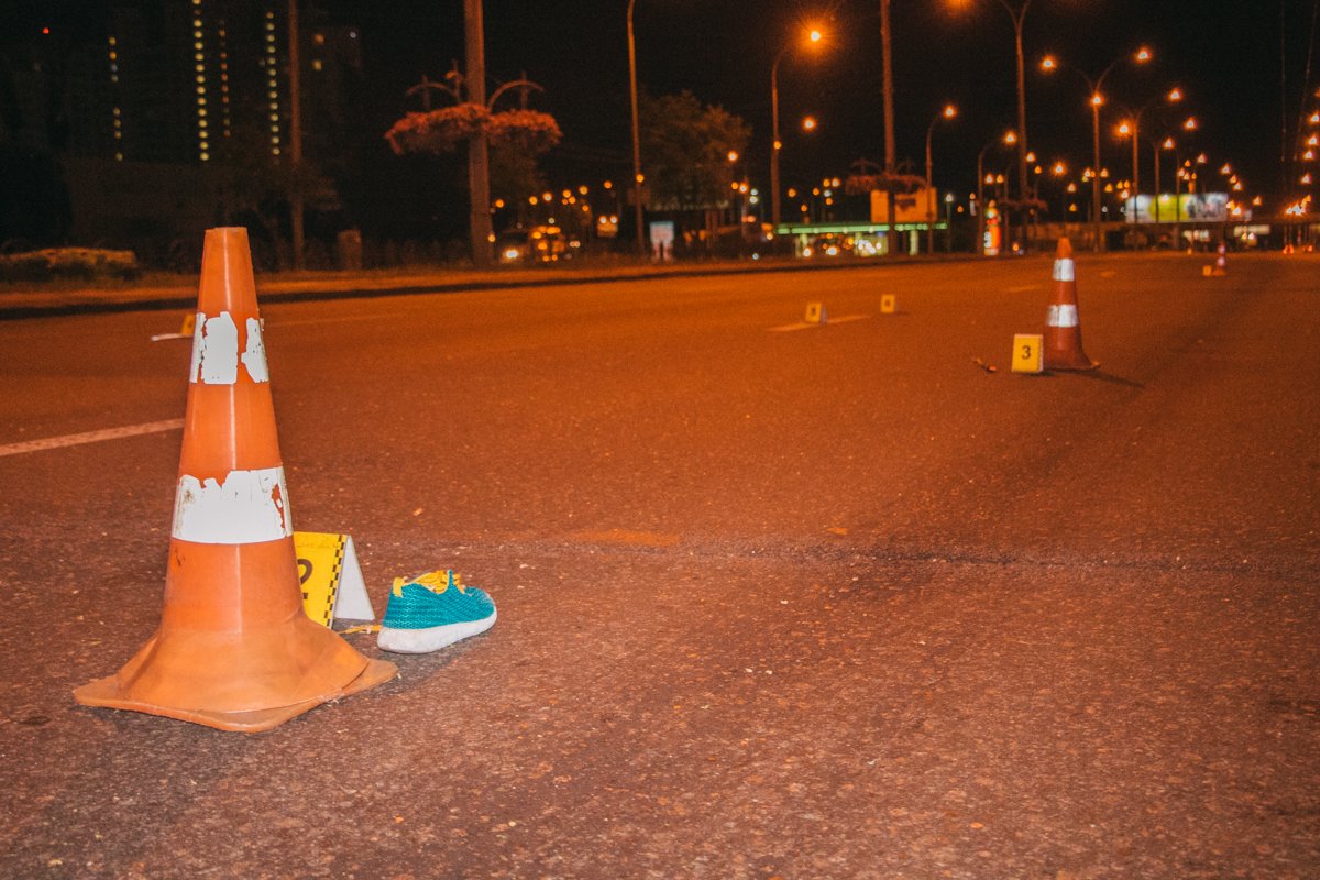 Обувь была разбросана на большом расстоянии друг от друга Обувь была разбросана на большом расстоянии друг от друга