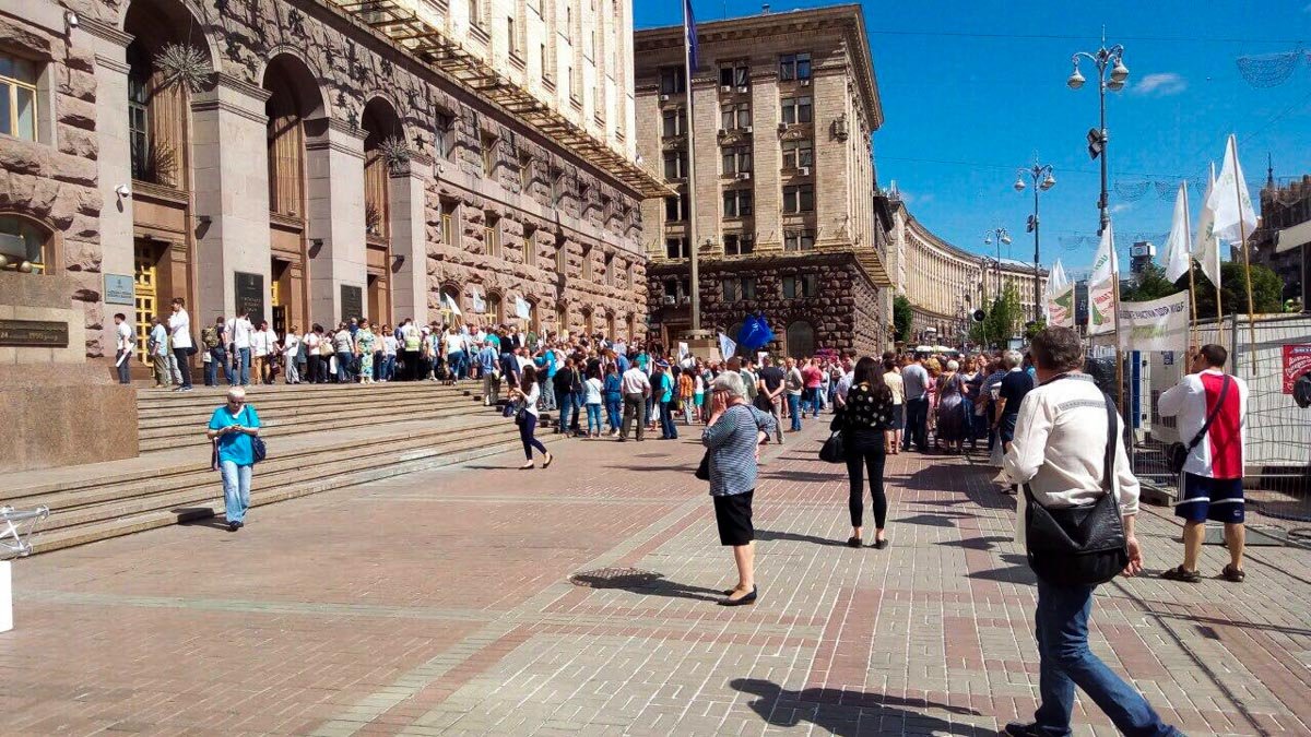 В Киеве под зданием КГГА собрались несколько сотен людей В Киеве под зданием КГГА собрались несколько сотен людей