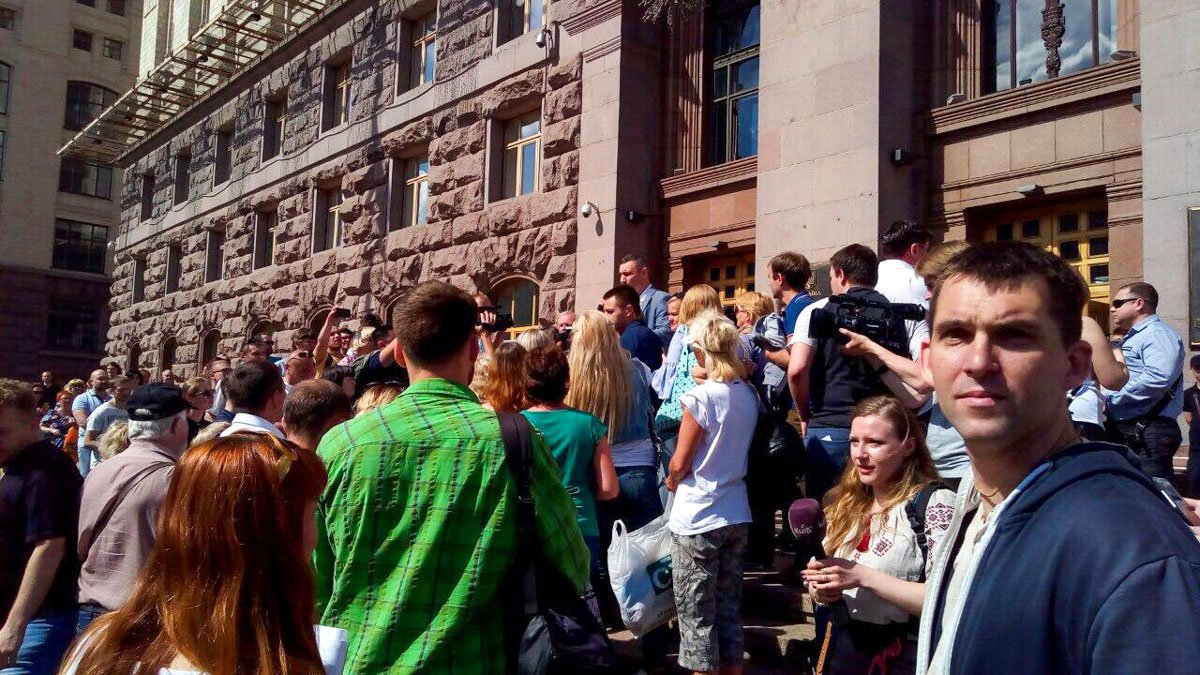 Около 10:30 к собравшимся таки вышел Виталий Кличко Около 10:30 к собравшимся таки вышел Виталий Кличко