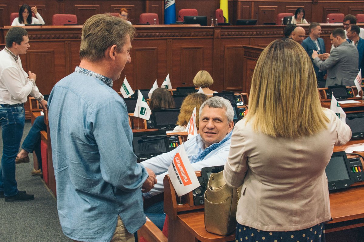 Некоторые депутаты всегда приходят на работу в вышитых рубашках