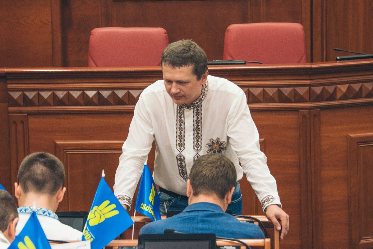 Вышиванка и джинсы: стиль от "свободовца" Дениса Попова