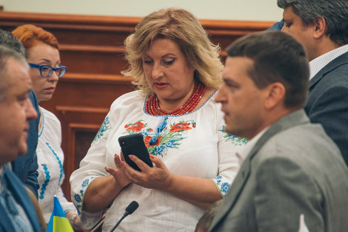 К традиционной рубашке - красные бусы: и лук готов