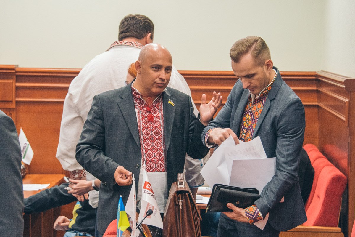 Мужчины хорошеют, надев такие яркие сорочки