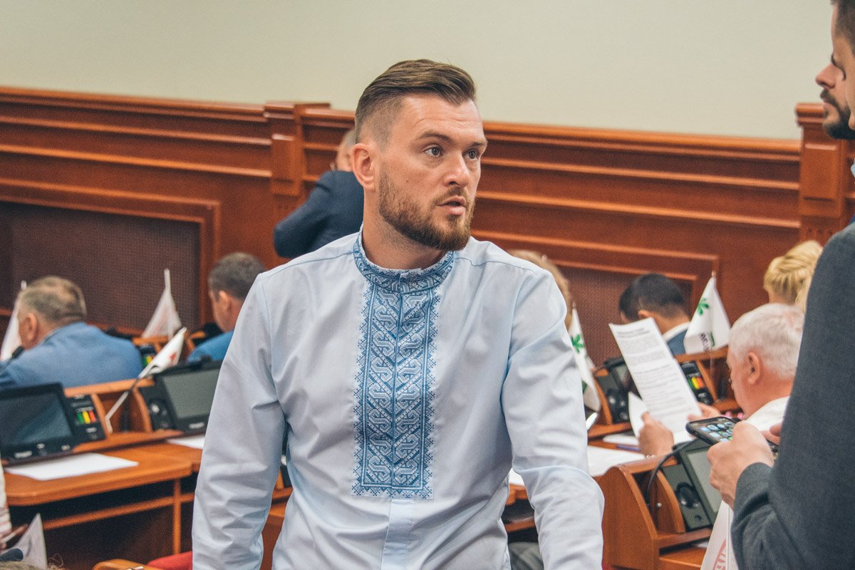 Депутат от "Солидарности" Владислав Михайленко нарядился в сорочку с голубым узором