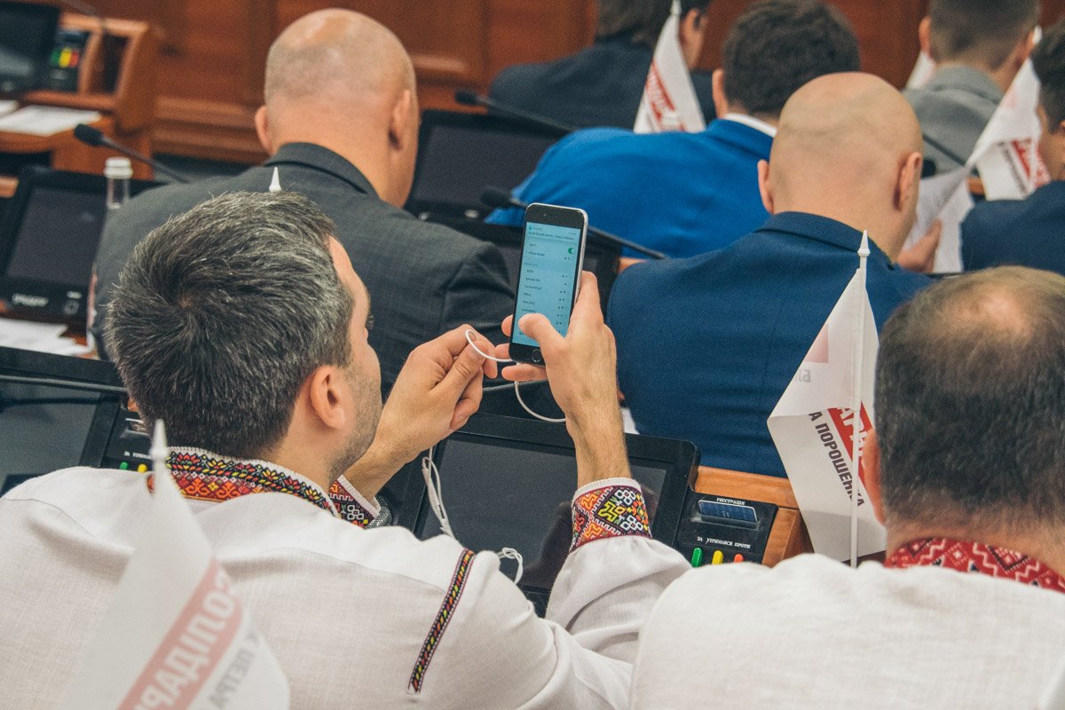 Илья Сагайдак нарядился в вышиванку с красочным цветным узором