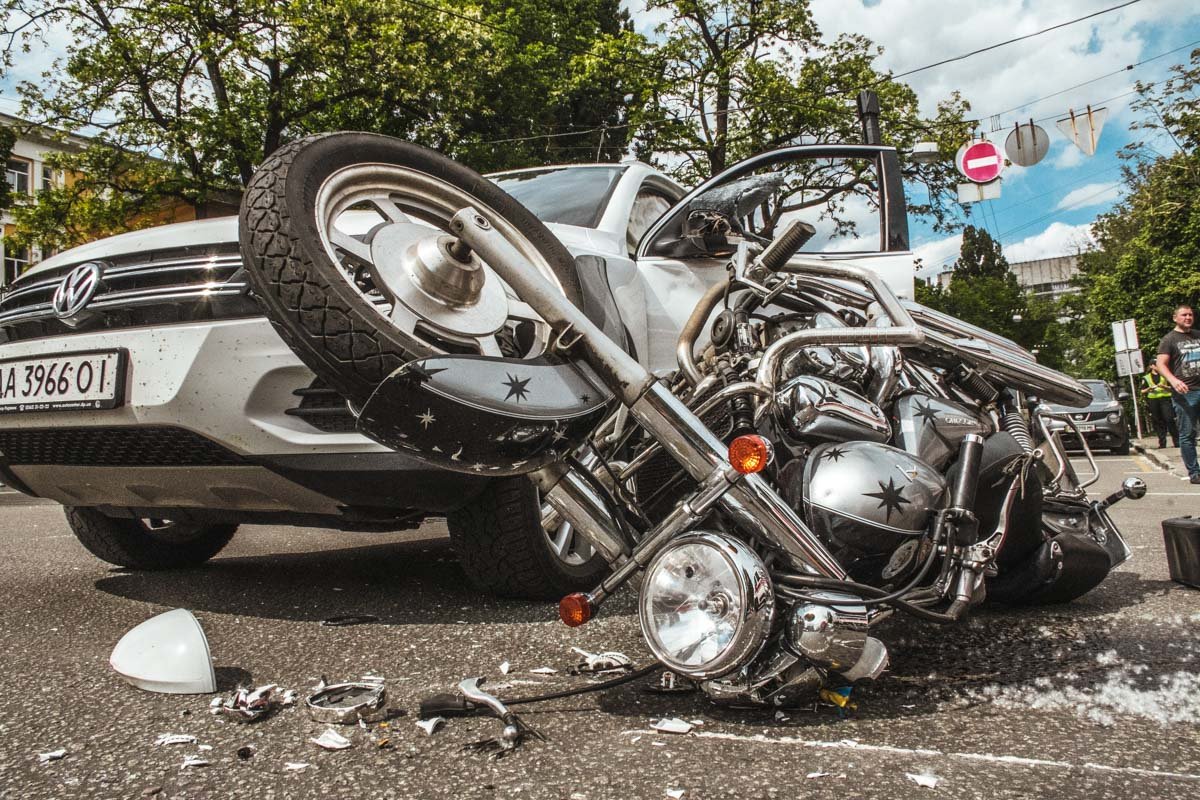 Мотоциклист влетел в Volkswagen Tiguan