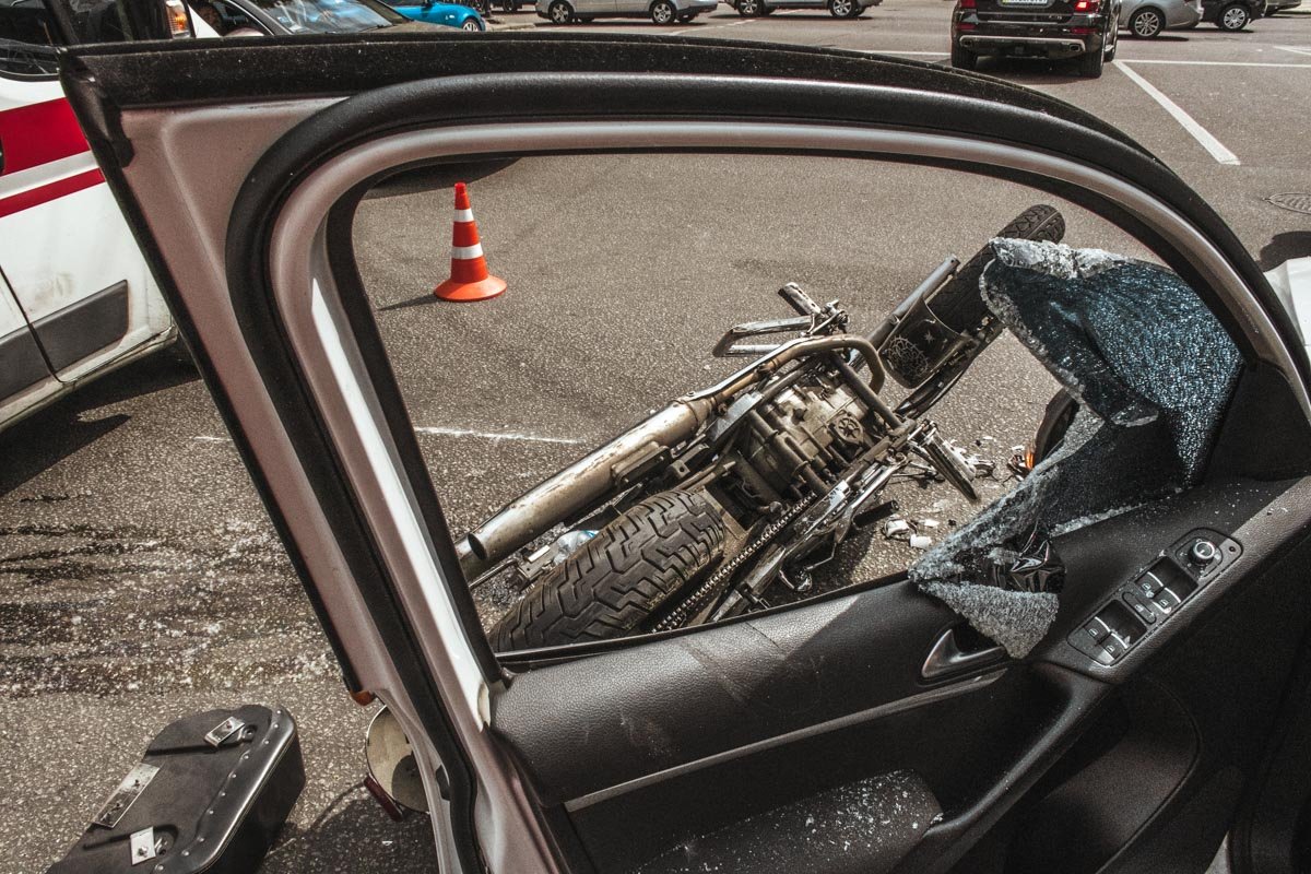 По словам водителя кроссовера, мотоциклист пролетел на красный