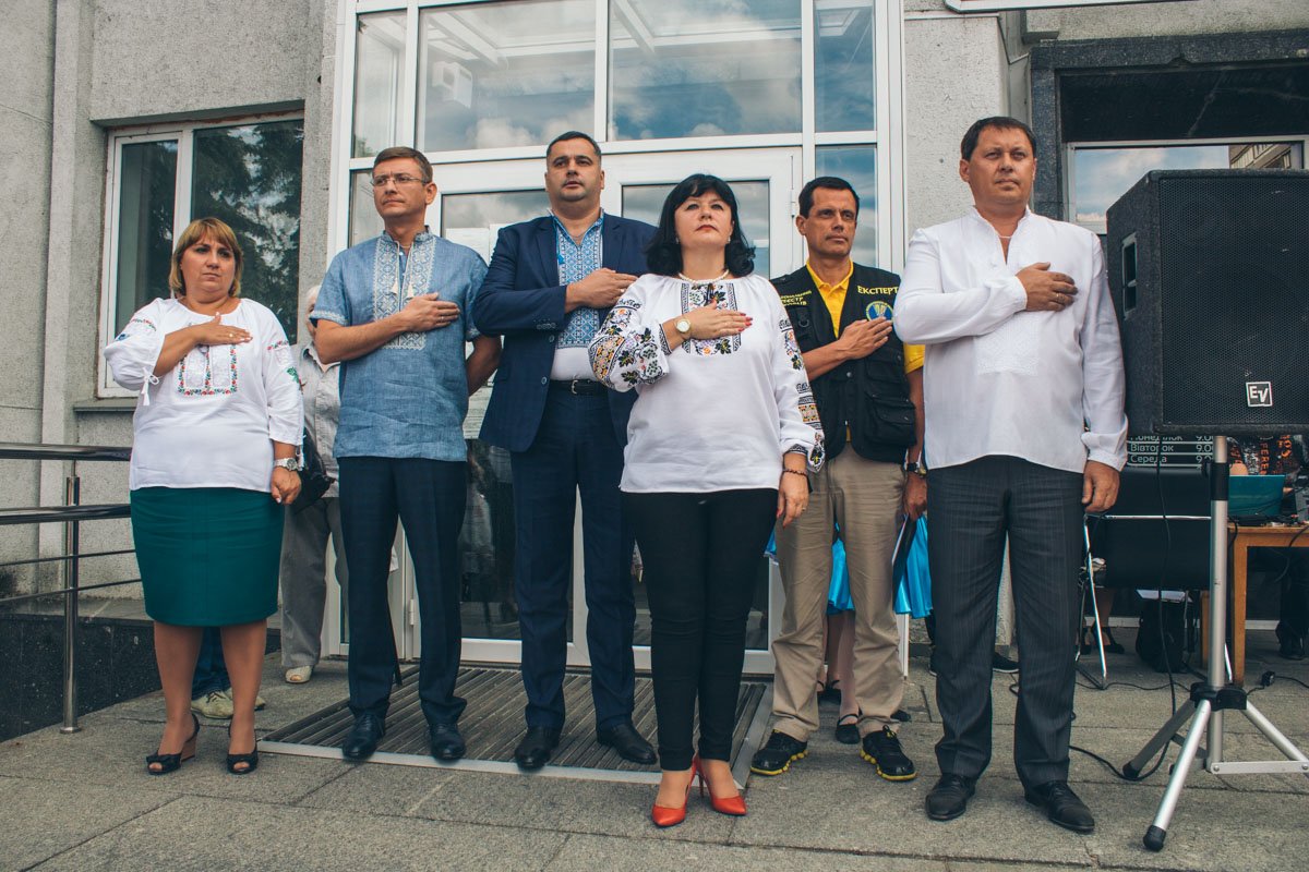 Звучит гимн Украины 