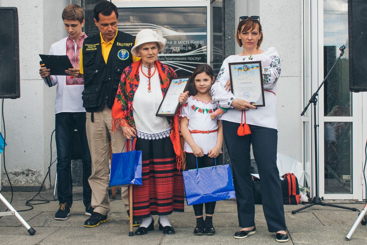 Самая маленькая участница у мамы на руках