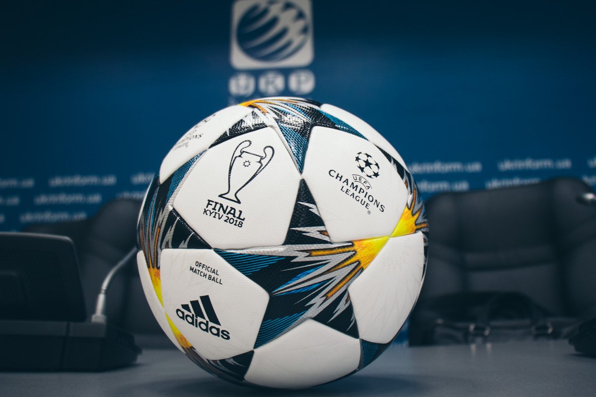 Счастливчиков ждут 10 футбольных мячей  с подписями чемпионов