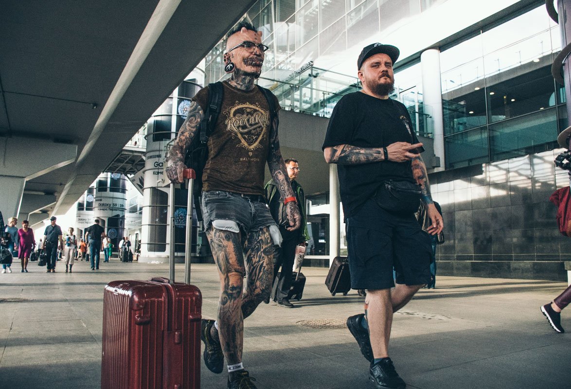 В Киев из Германии прилетел самый пирсингованный человек в мире