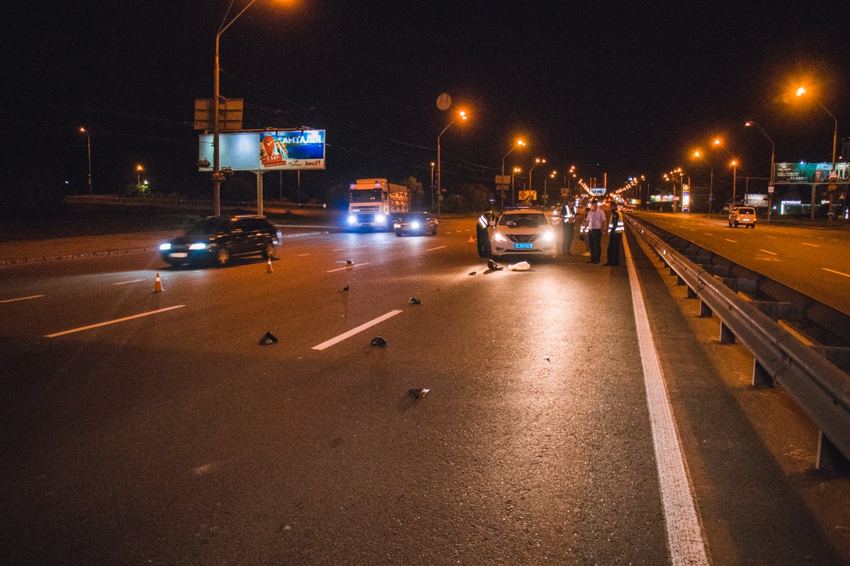 На месте аварии валялась бутылка пива, обувь и детали от авто