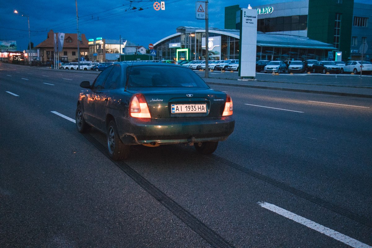 Нарушительница пыталась перебежать 10-полосную дорогу