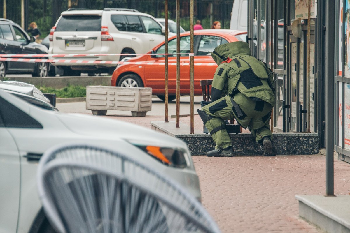 На Лобановского оперативно приехали полиция и взрывотехники, территория была огорожена