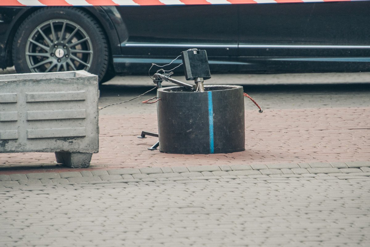 По состоянию на 17:30 робот-сапер извлек неизвестное устройство и его переместили в бронированный ящик