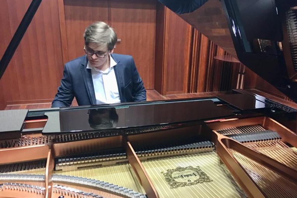 Обладатель Гран-при и лауреат первых премий международных музыкальных фестивалей Обладатель Гран-при и лауреат первых премий международных музыкальных фестивалей