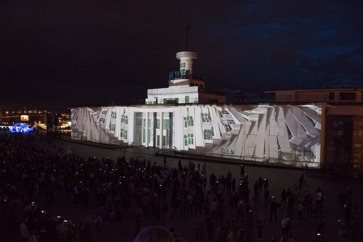 Жители и гости Киева могут увидеть работы лучших мастеров света, живописи и лазера, дизайнеров видеографики и виджеев