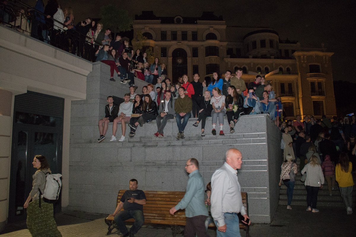 В первый день на Почтовой площади собралось много зрителей