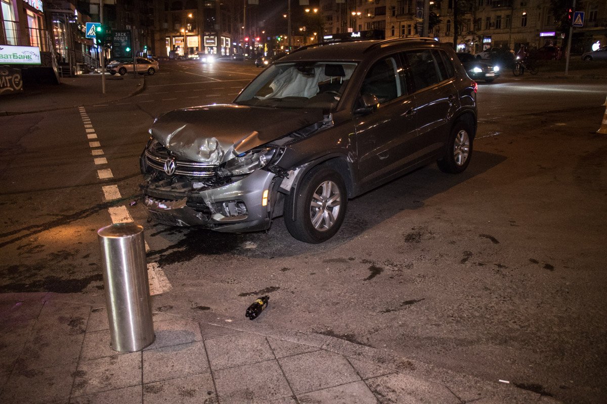 Volkswagen двигался вверх по улице Бассейной Volkswagen двигался вверх по улице Бассейной