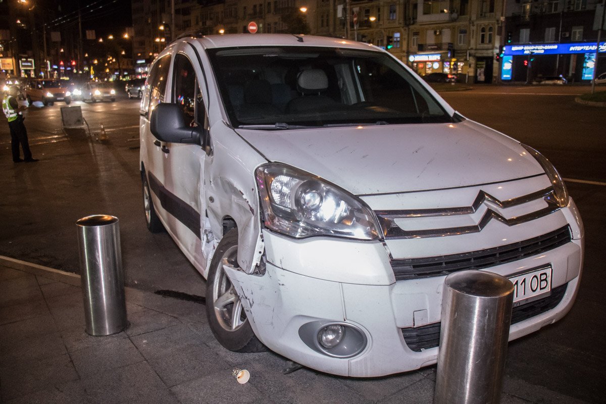 От удара Berlingo вылетел на тротуар От удара Berlingo вылетел на тротуар