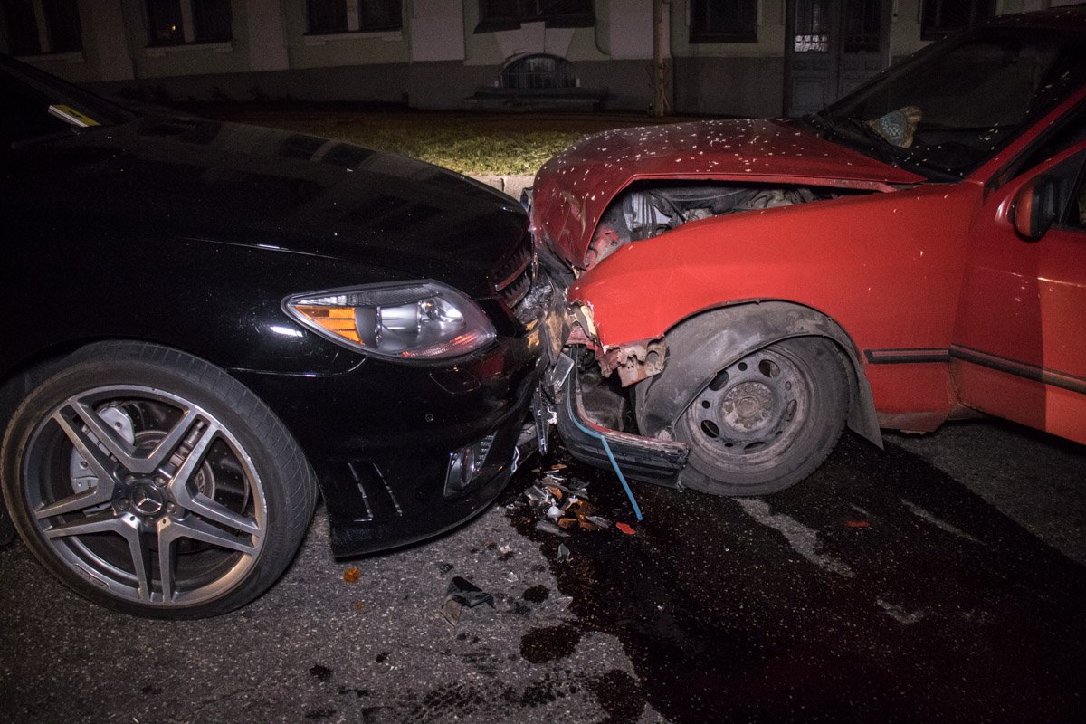 Ford двигался в сторону набережной, а Mercedes в противоположном направлении
