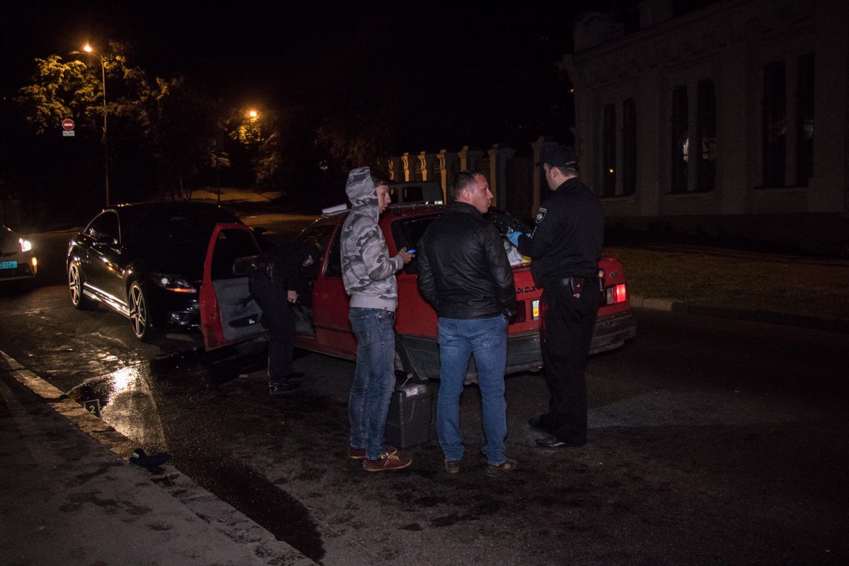 Из-за находки в автомобиле, на месте работали эксперты