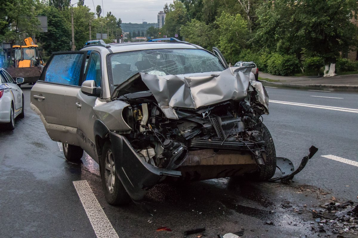 Кроссовер получил серьезные повреждения Кроссовер получил серьезные повреждения