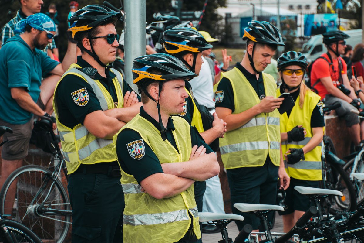 Пока велосипедисты общались и фотографировались, полиции пришлось немного поскучать
