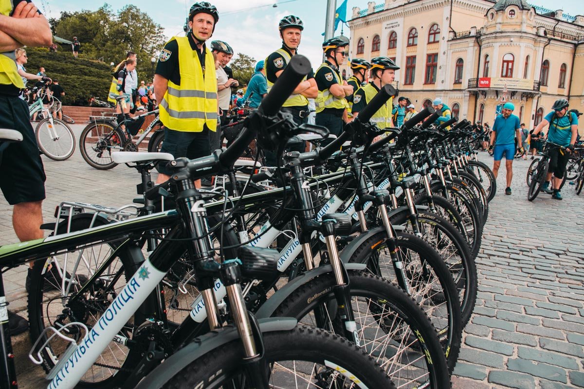Правоохранители тоже приехали на "железных" конях