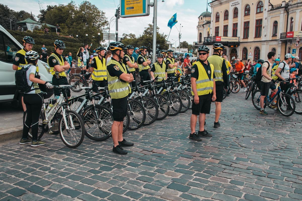 Полиция ждет старта заезда