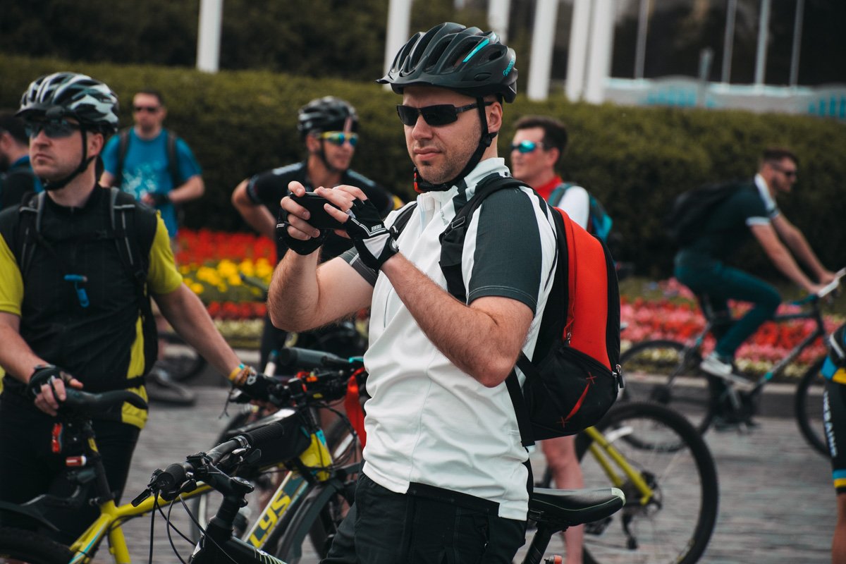 Большинство участников приехали в шлемах 