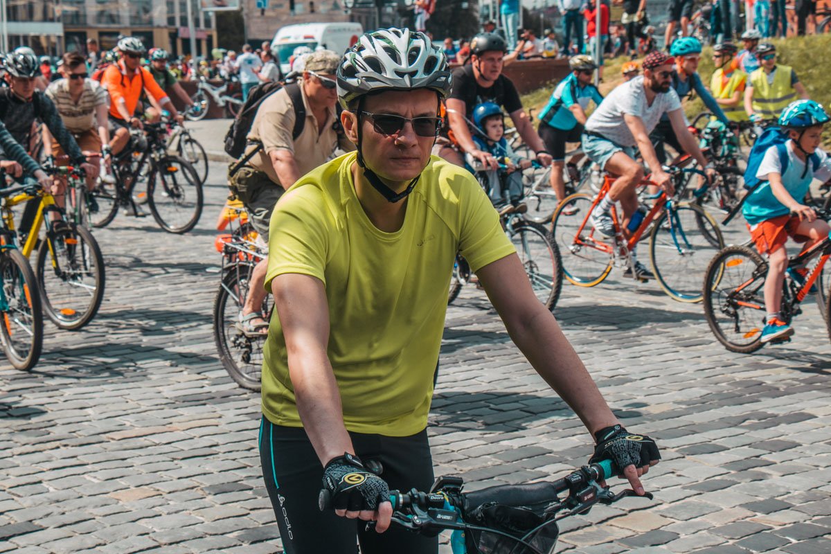 Люди сосредоточено слушают команды ведущего