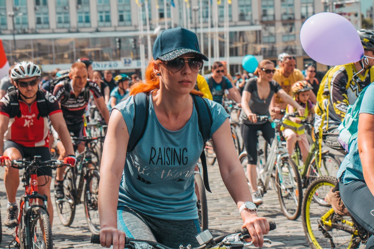 Современная принцесса на своем "железном коне" width="1200" height="800"><figcaption> Современная принцесса на своем "железном коне"
</figcaption></figure></p><p><figure class="image"><img class="wp-image-102215 size-full" title="В Киеве проходит Велодень" src="https://cdn.informator.ua/@dp/media/kiev/2023/10/13/6529576ed0825.jpg" alt="Интересно, что велопробег привлек внимание людей абсолютно разного возраста" width="1200" height="800"><figcaption> Интересно, что велопробег привлек внимание людей абсолютно разного возраста
</figcaption></figure></p><p><figure class="image"><img class="wp-image-102213 size-full" title="В Киеве проходит Велодень" src="https://cdn.informator.ua/@dp/media/kiev/2023/10/13/6529576f2d9c1.jpg" alt="Ребята радостно делают селфи и запускают стримы" width="1200" height="800"><figcaption> Ребята радостно делают селфи и запускают стримы
</figcaption></figure></p><p><figure class="image"><img class="wp-image-102212 size-full" title="В Киеве проходит Велодень" src="https://cdn.informator.ua/@dp/media/kiev/2023/10/13/6529576f7a86f.jpg" alt="Стражи порядка тоже не прочь пофотографироваться " width="1200" height="800"><figcaption> Стражи порядка тоже не прочь пофотографироваться
</figcaption></figure></p><p><figure class="image"><img class="wp-image-102211 size-full" title="В Киеве проходит Велодень" src="https://cdn.informator.ua/@dp/media/kiev/2023/10/13/6529576fc6153.jpg" alt="Также помочь любителям велосипедов взялись полицейские, веломаршалы и организация MotoHelp" width="1200" height="800"><figcaption> Также помочь любителям велосипедов взялись веломаршалы и организация MotoHelp
</figcaption></figure></p><p><figure class="image"><img class="wp-image-102210 size-full" title="В Киеве проходит Велодень" src="https://cdn.informator.ua/@dp/media/kiev/2023/10/13/652957702b1ae.jpg" alt="На площади царит атмосфера веселья и праздника" width="1200" height="800"><figcaption> На площади царит атмосфера веселья и праздника
</figcaption></figure></p><p><figure class="image"><img class="wp-image-102209 size-full" title="В Киеве проходит Велодень" src="https://cdn.informator.ua/@dp/media/kiev/2023/10/13/6529577085c02.jpg" alt="Многие приехали в ярких жилетах" width="1200" height="800"><figcaption> Многие приехали в ярких жилетах
</figcaption></figure></p><p><figure class="image"><img class="wp-image-102208 size-full" title="В Киеве проходит Велодень" src="https://cdn.informator.ua/@dp/media/kiev/2023/10/13/65295770d890c.jpg" alt="Европейскую площадь заполнили люди на велосипедах" width="1200" height="800"><figcaption> Европейскую площадь заполнили люди на велосипедах
</figcaption></figure></p><p><figure class="image"><img class="wp-image-102205 size-full" title="В Киеве проходит Велодень" src="https://cdn.informator.ua/@dp/media/kiev/2023/10/13/65295771309ef.jpg" alt="Все желающие фотографируются возле тематического фона" width="1200" height="800"><figcaption> Все желающие фотографируются возле тематического фона
</figcaption></figure></p><p> 
</p><p></p><p style="text-align: right;"><strong>Татьяна Ворошиловская</strong></p>
<p></p><p style="text-align: right;"><strong>Фото: Глеб Пархомец, Максим Торпан</strong></p></body></html>